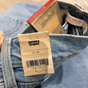 BNWT Levi's Women's High Waisted Mom Jeans in a light blue wash